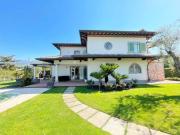 Villa in vendita a Vittoria Apuana Forte dei Marmi 360...