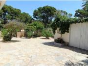 VILLA INDEPENDIENTE CON GRAN JARDÍN Y PISCINA PROPIA EN...