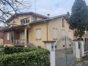 Villa indipendente con giardino. Libera