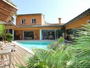 Villa lumineuse avec piscine, à deux pas du centre ville de