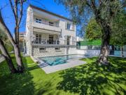 Villa luxueuse avec piscine, quartier prisé et calme absolu