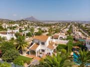 Villa Mediterránea con Jardín y Orientación Sur en...