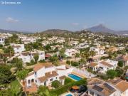 Villa Mediterránea con Jardín y Orientación Sur en...