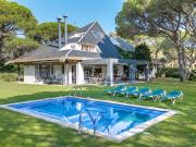 Villa mediterránea con jardín y piscina en venta en...