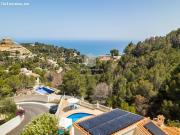 Villa mediterránea con piscina climatizada y vistas...