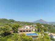 Villa mediterránea de lujo con vistas panorámicas al...
