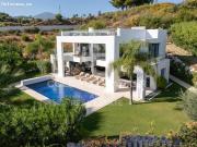 Villa mediterránea moderna con diseño elegante y vistas...