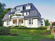 Villa mit Doppelgarage Stall