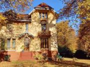 Villa mit großem Garten am Waldrand