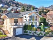 Villa mit spektakulären Volumina, die auf die Alpen hin...