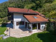 Villa mit Wellnessbereich inmitten von Aprikosenfeldern