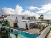 Villa moderna à beira mar com piscina e vista para a...
