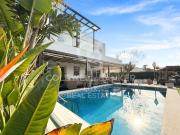 Villa moderna con amplio espacio exterior en...