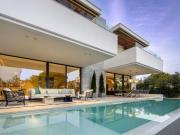 Villa moderna con interiores de Pedro Peña en San Pedro...