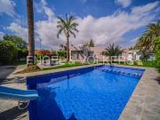 Villa Moderna con Jardín Espacioso y Vivienda para...