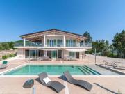 Villa moderna con piscina interna ed esterna. 340m²...