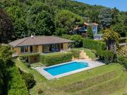 Villa moderna con vista lago, piscina e ampio giardino...