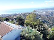 Villa moderna con vistas panorámicas al mar, piscina y...