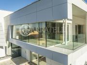 Villa moderna di design con giardino e piscina interna a...