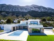 Villa moderna en la última fase de construcción, con...