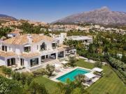 Villa moderna en venta diseñada por Miguel Tobal con...