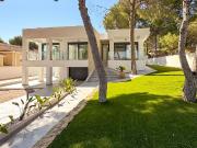 Villa moderna entre pinos, con espacio, luz y un estilo...