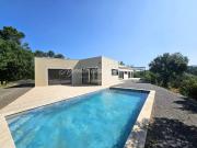 Villa moderne avec piscine sur 2 hectares à Châteauvert