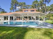 Villa moderne, volumes remarquables, proche golfs et...