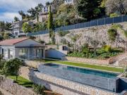 Villa Neuve avec Jardin Plat et Piscine