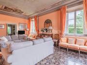 Villa ottocentesca con piscina nelle colline lucchesi