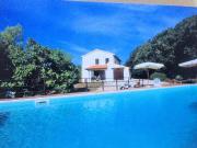 Villa panoramica in collina con parco e piscina in...