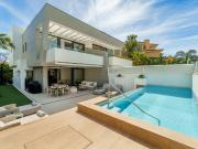 Villa pareada junto a la playa