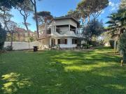 Villa Plurifamiliare di 180 mq a Fregene, Maccarese, Le...