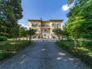 Villa plurifamiliare in vendita a Parma