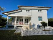 Villa plurifamiliare in vendita a Pietrasanta