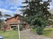 Villa plurifamiliare in vendita a Roma