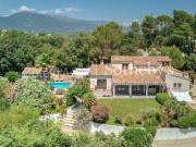 Villa provençale de 376 m² avec vue mer partielle à... Villa provençale de 376 m² avec vue mer partielle à...