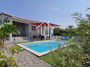 Villa récente avec piscine