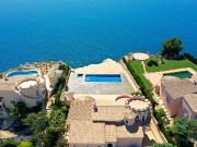 Villa recientemente reformada y ubicada en primera línea...