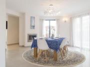 Villa reformada con piscina privada y garaje. SISK T124