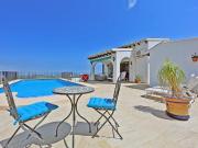 Villa renovada de 3 dormitorios con piscina y vistas...