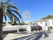 Villa renovada, de una sola planta, orientada al sur con...