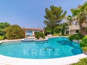 Villa rénovée de 400m2 dans un parc paysager de 8000m2...