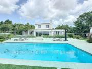 Villa rénovée sur terrain de 1 830 m² avec piscine et...