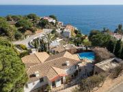 Villa se distribuye en dos plantas y está situada en una...