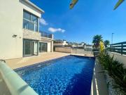 Villa Seminueva con piscina propia en Finestrat