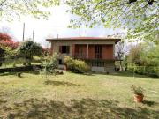 Villa singola con ampio giardino e vista panoramica in...