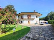 Villa singola in vendita a Lucca via per Chiatri,...