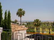 Villa Soleada con Vistas Panorámicas al Mar y al Golf