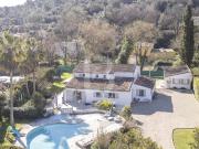 Villa spacieuse de 5 chambres et un appartement à vendre...